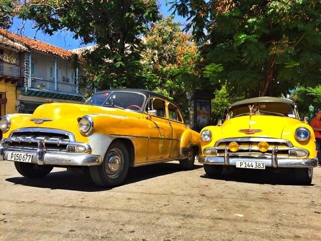 2-anh-em-chevrolet-co-mau-vang