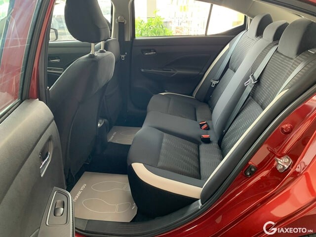 Nissan-Almera-khoang-hanh-khach