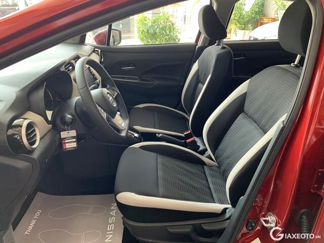 Nissan-Almera-khong-gian-khoang-lai