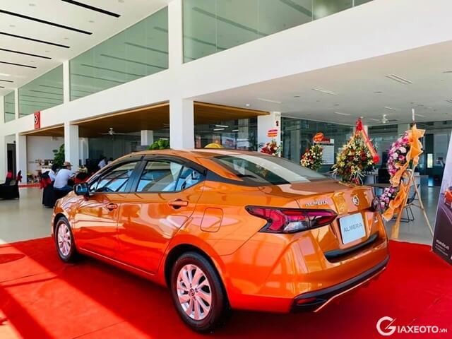 Nissan-Almera-mau-cam-phan-hong-xe