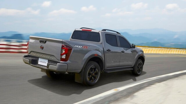 Nissan-Navara-2023-hong-va-duoi-xe