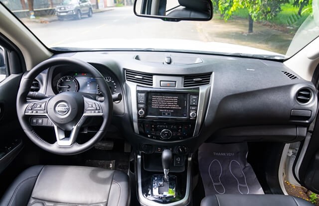 Nissan-Navara-2023-khoang-lai
