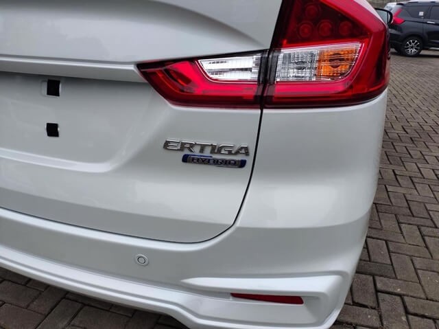 Suzuki-Ertiga-2023-den-hau