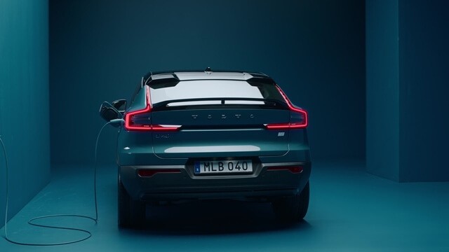 Volvo-C40-Recharge-duoi-xe