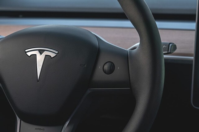 chinh-vo-lang-xe-tesla-model-y