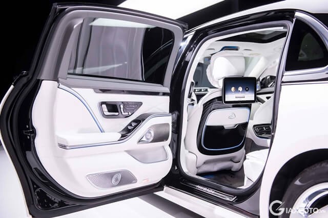 cua-sau-xe-mercedes-maybach-s680
