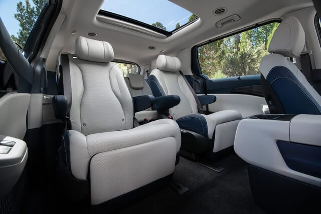 cua-so-troi-kia-carnival-hybrid