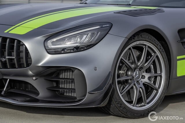 den-truoc-xe-mercedes-amg-gt-r-coupe