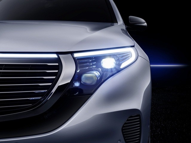den-truoc-xe-mercedes-benz-eqc