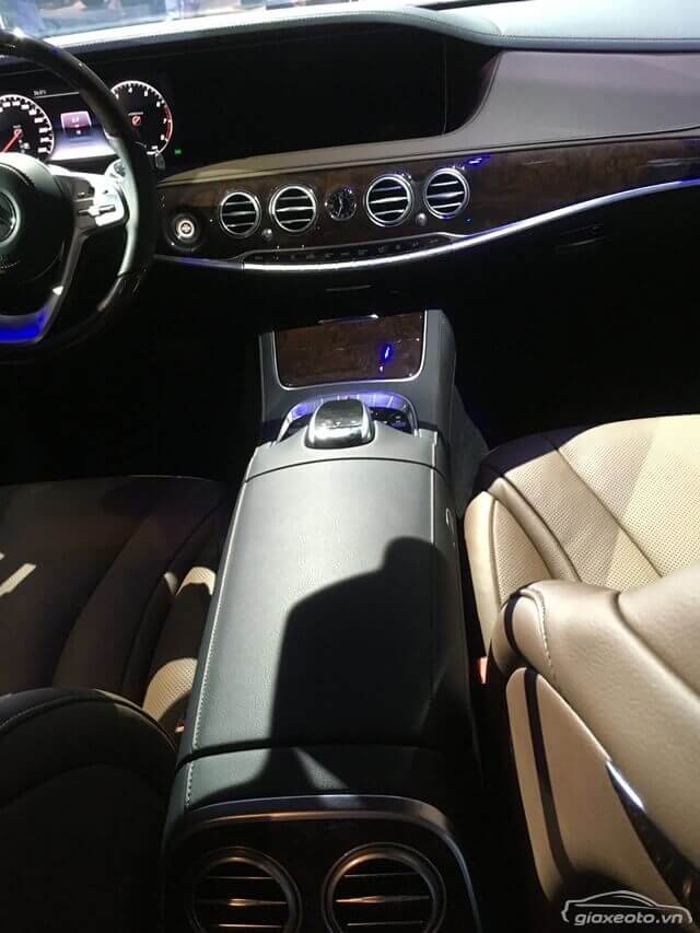 khu-vuc-dieu-khien-trung-tam-xe-fv88-Benz-S450