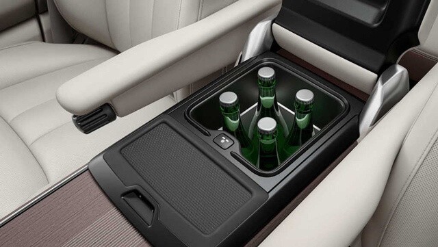 khay-de-do-xe-range-rover-2024