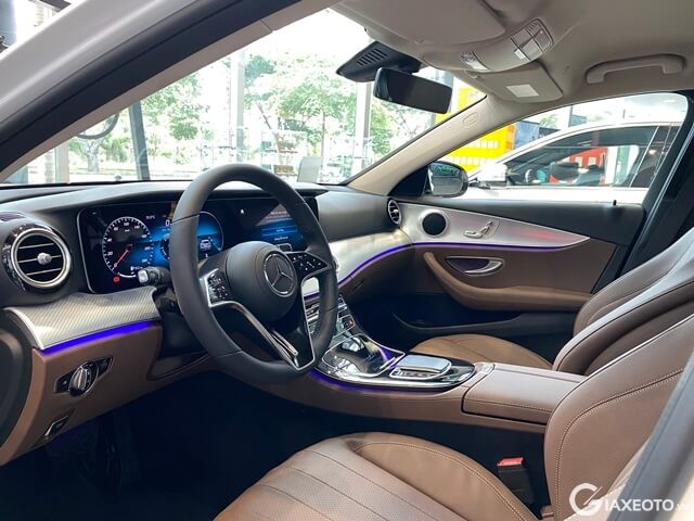 khoang-lai-xe-mercedes-e180