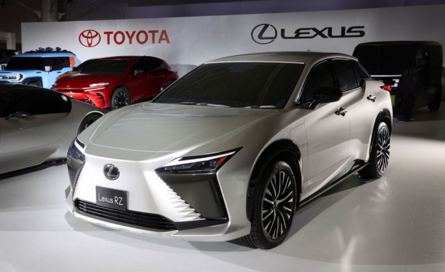 lexus-rz-450e-ra-mat
