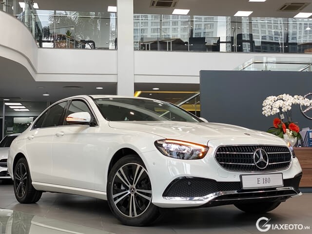 mercedes-benz-e180-2023-co-gi-moi