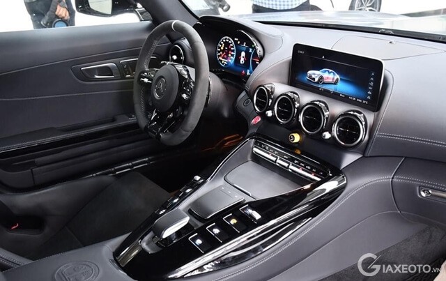 noi-that-xe-mercedes-amg-gt-r