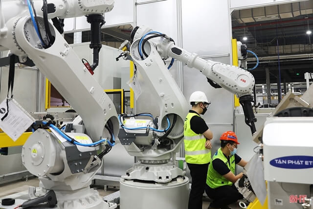 robot-san-xuat-trong-nha-may-pin-vines-ha-tinh