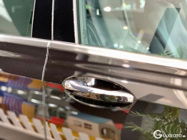 tay-nam-cua-ngoai-xe-mercedes-benz-e200-exclusive
