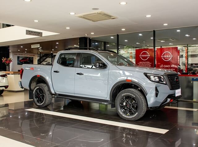 than xe navara 2024 tai viet nam