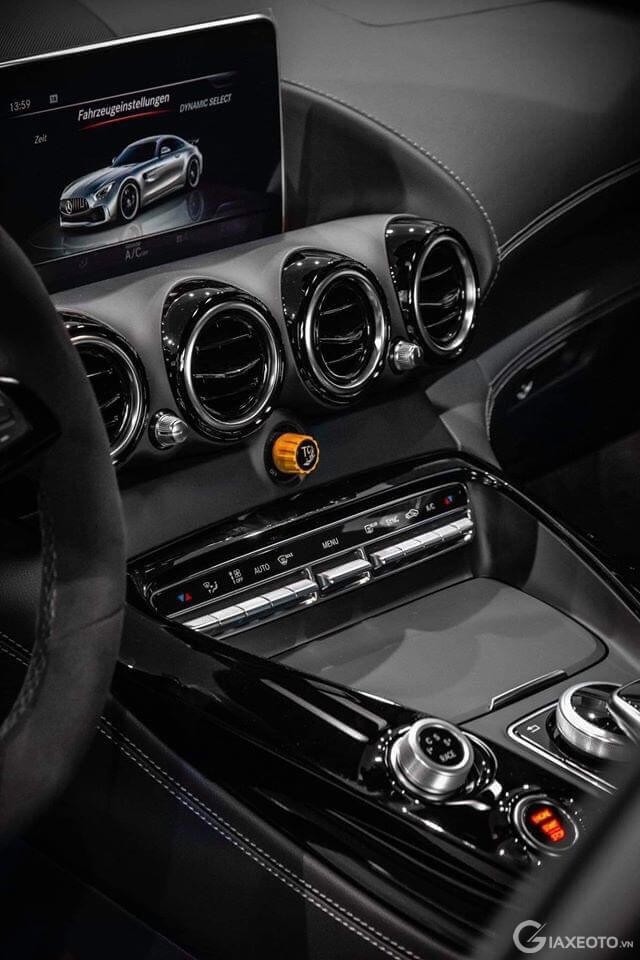 tien-nghi-xe-mercedes-amg-gt-r-coupe