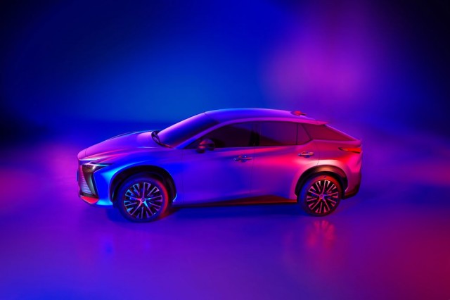 van-hanh-xe-lexus-rz-450e